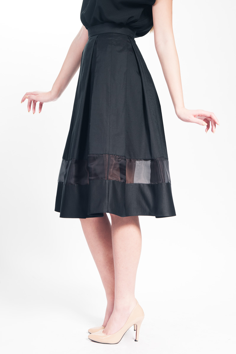 Fuste dama Fuste Piesa esentiala a oricarei garderobe, fusta te ajuta sa creezi tinute remarcabile indiferent de stil. Office, casual sau elegant, exista modele potrivite fiecarei varste si forme a corpului.