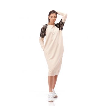 rochie bej din tricot cu aplicatie de dantela si paiete pe maneci