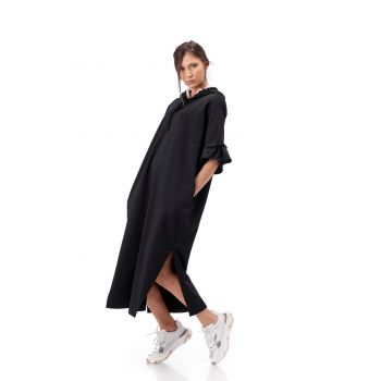 rochie neagra cu gluga si volan la maneca
