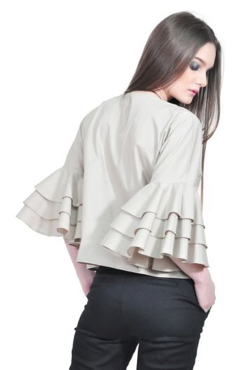 bluza bej de dama cu volane la maneci D2511 RVL